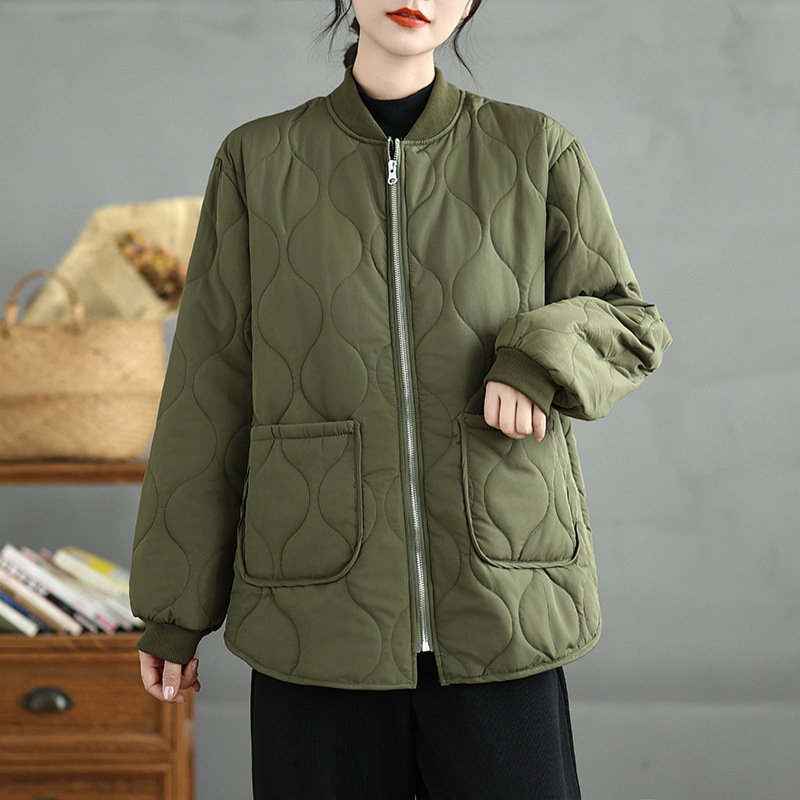 Ženska jakna s punjenjem od poliester i poliesterom materijom; srednja duljina 50–65 cm; U ovratnik sa zatvaračem; regular kroj