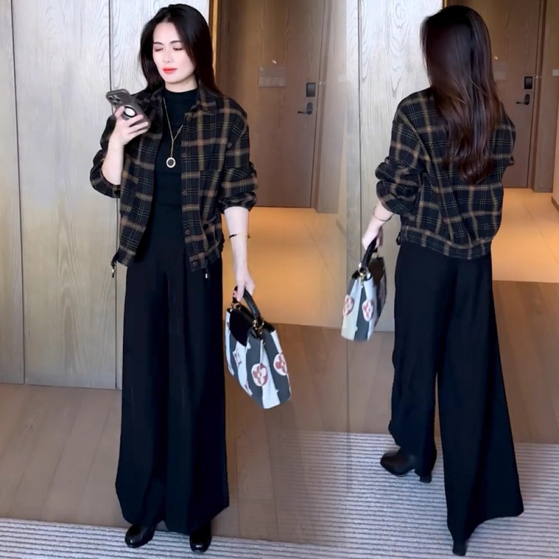 Női dzseki vastag fleece béléssel, kockás mintázat, poliészter anyag, szőrme gallér, hosszú ujjú