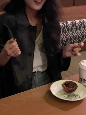 Moteriška imitacinės odos striukė, retro stilius, laisvas kirpimas, ruduo 2025, poliesterio audinys