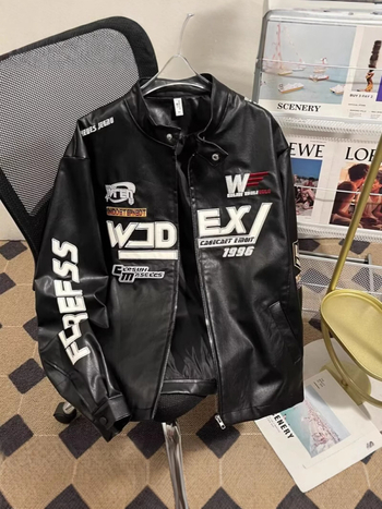 Muška PU kožna jakna, stojeći ovratnik, zatvarač, labavi kroj, bočni džepovi, podstava od poliestera, gradski stil proljeće-jesen