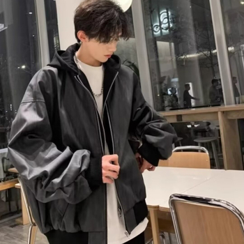 PU kožna jakna s kapuljačom, teksturirana površina, labav kroj, zip zatvarač, bočni džepovi - Jesen 2024