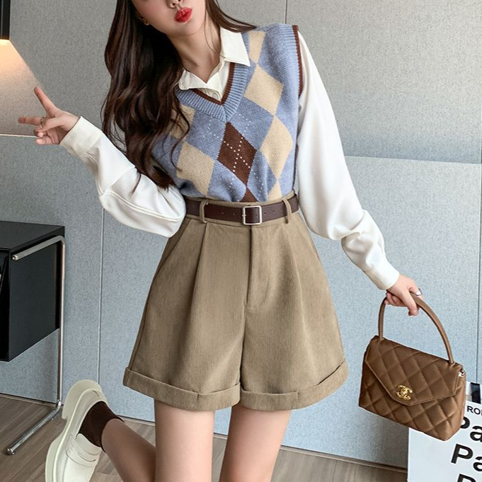 Ženske šorceve od korduroja s širokim krojem, dužina 3/4, proljeće 2024, casual odjeća