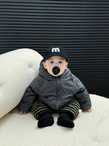 Gyerek téli pehelykabát kapucnival, Koreai stílus, laza szabás, nylon külső anyag, kacsapelyhet töltet, középmagas hossz