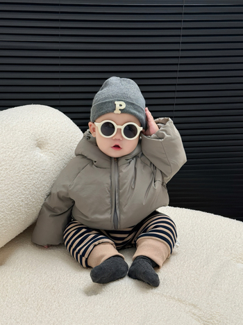 Gyerek téli pehelykabát kapucnival, Koreai stílus, laza szabás, nylon külső anyag, kacsapelyhet töltet, középmagas hossz