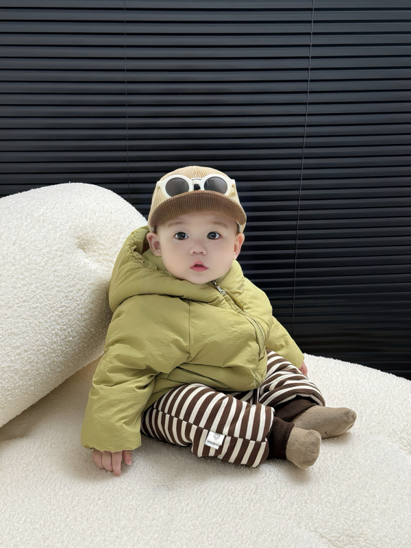 Gyerek téli pehelykabát kapucnival, Koreai stílus, laza szabás, nylon külső anyag, kacsapelyhet töltet, középmagas hossz