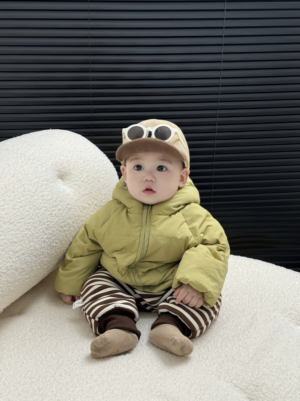 Gyerek téli pehelykabát kapucnival, Koreai stílus, laza szabás, nylon külső anyag, kacsapelyhet töltet, középmagas hossz