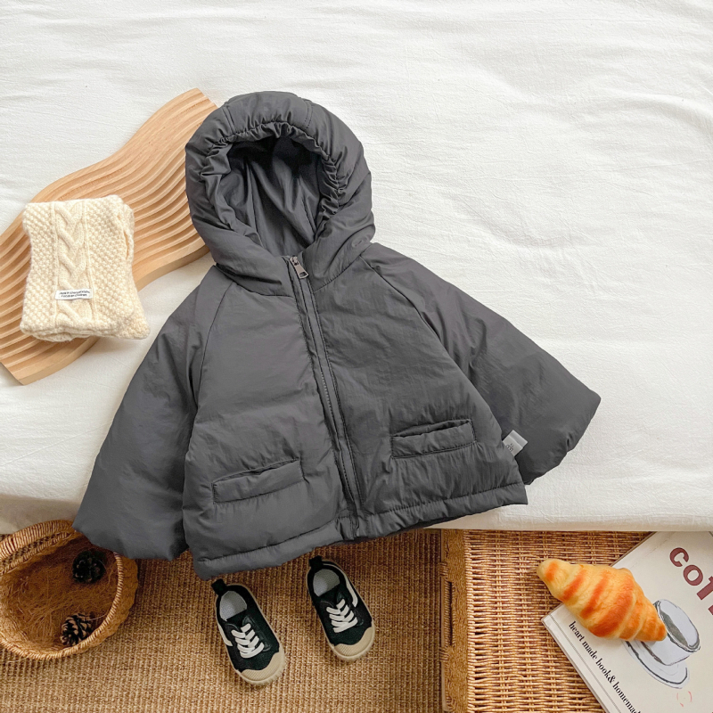 Gyerek téli pehelykabát kapucnival, Koreai stílus, laza szabás, nylon külső anyag, kacsapelyhet töltet, középmagas hossz