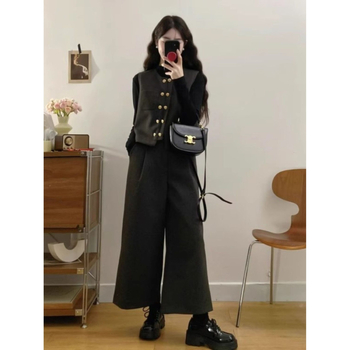 Жилетно-панталонен костюм в стил Chanel, със широки крачоли, през пролет 2025 г., панталони до три четвърти, PVC основна материя