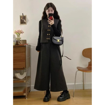 Жилетно-панталонен костюм в стил Chanel, със широки крачоли, през пролет 2025 г., панталони до три четвърти, PVC основна материя