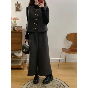 Жилетно-панталонен костюм в стил Chanel, със широки крачоли, през пролет 2025 г., панталони до три четвърти, PVC основна материя