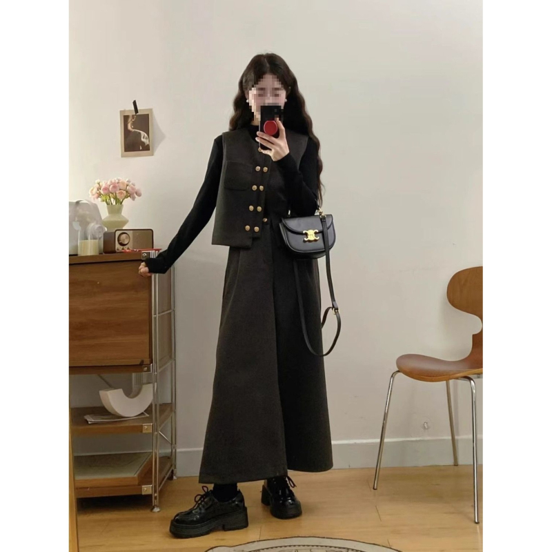 Жилетно-панталонен костюм в стил Chanel, със широки крачоли, през пролет 2025 г., панталони до три четвърти, PVC основна материя