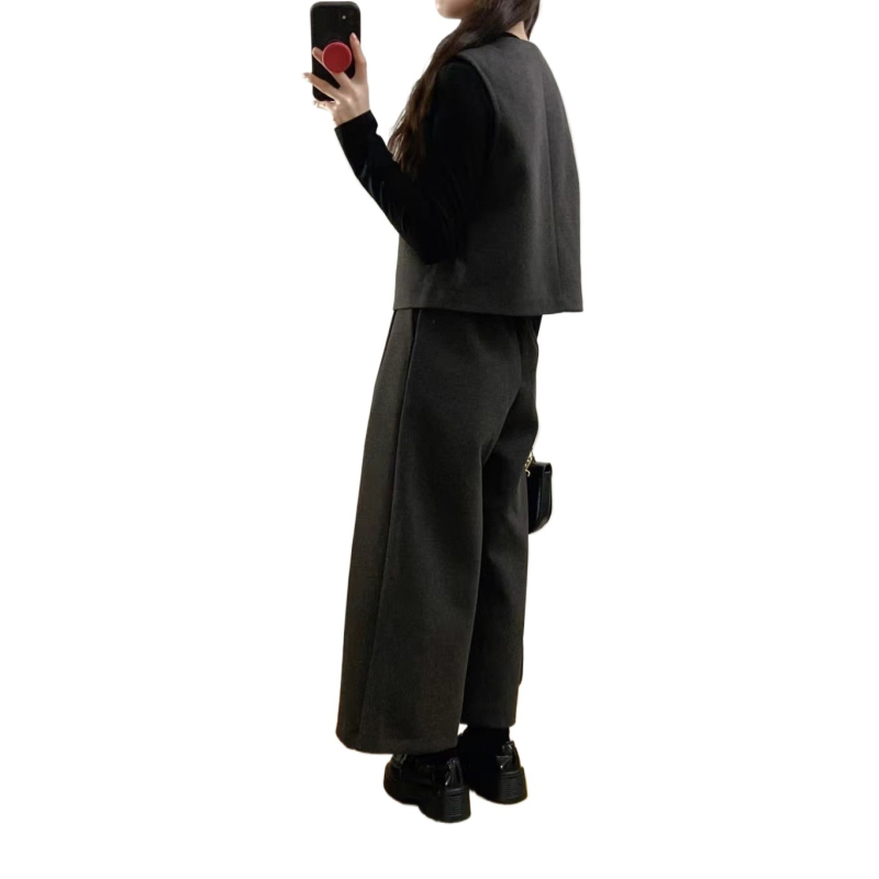 Жилетно-панталонен костюм в стил Chanel, със широки крачоли, през пролет 2025 г., панталони до три четвърти, PVC основна материя