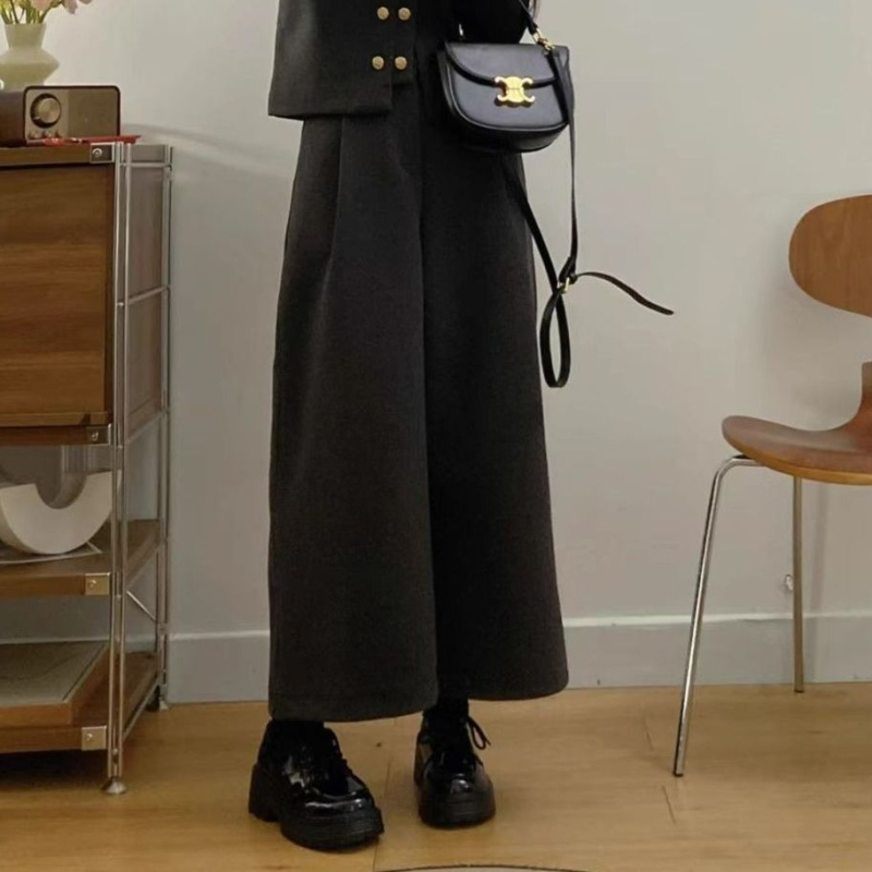 Жилетно-панталонен костюм в стил Chanel, със широки крачоли, през пролет 2025 г., панталони до три четвърти, PVC основна материя