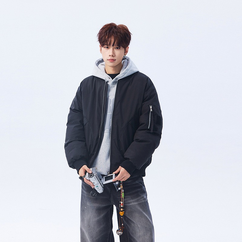 Muška jakna od poliestera sa stojećim ovratnikom, prednji zip, debela podstava, bočni džepovi – zima