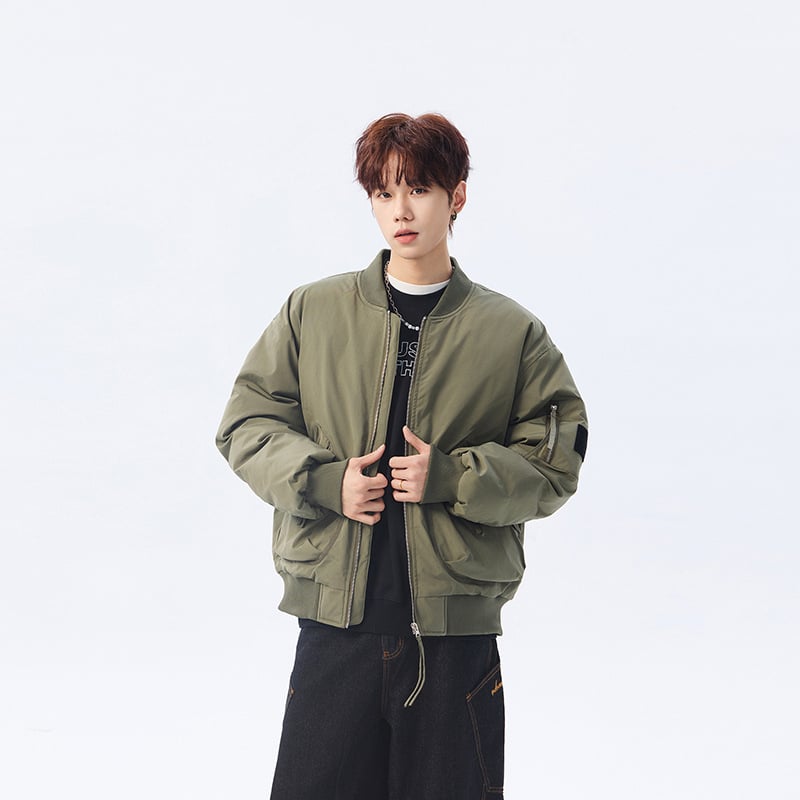 Muška jakna od poliestera sa stojećim ovratnikom, prednji zip, debela podstava, bočni džepovi – zima