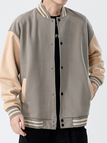 Pamut pulóver poliészter béléssel, laza szabás, gallér nélküli, elöl egygombos placket, digitális nyomtatás logóval.