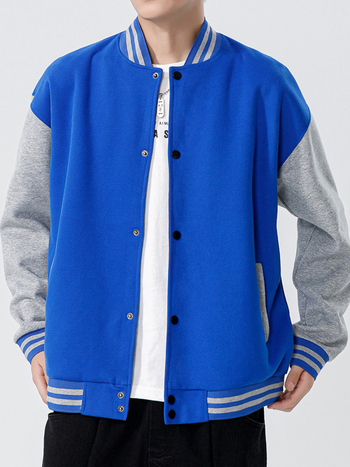 Pamut pulóver poliészter béléssel, laza szabás, gallér nélküli, elöl egygombos placket, digitális nyomtatás logóval.