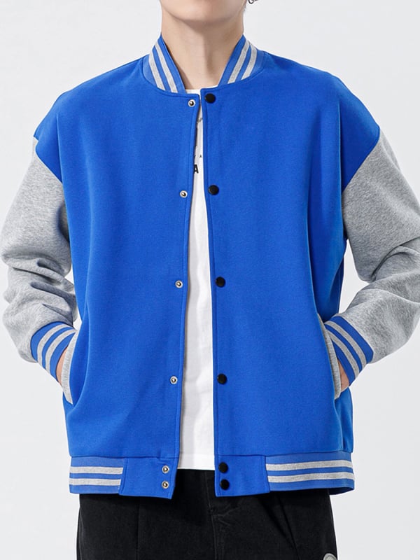 Medvilninis džemperis su poliesterio pamušalu, laisvas kirpimo, be apykaklės, priekyje sagų plokštelė su vienu sagų, skaitmeninis spaudas su logotipu.