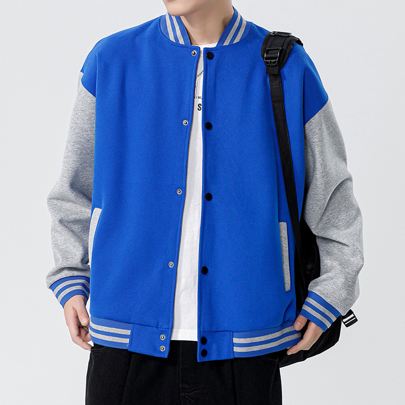 Pamut pulóver poliészter béléssel, laza szabás, gallér nélküli, elöl egygombos placket, digitális nyomtatás logóval.