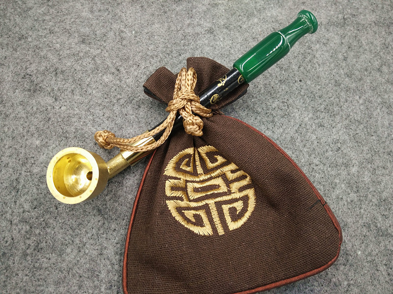 Veca tabakas pīpe ar latūnas trauku un agat rokturi, kompakta