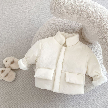 Bērnu ziemas jaka no poliesteru, ar augstu apkakli, aizdare ar vienu rindu pogām, iekšējā odere poliesteris, 1–3 gadi.