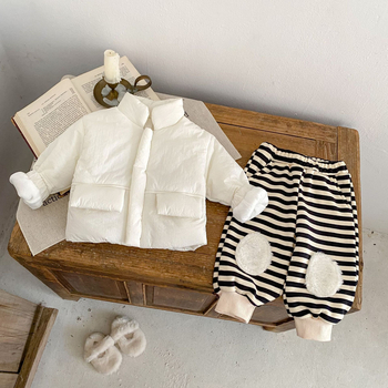 Bērnu ziemas jaka no poliesteru, ar augstu apkakli, aizdare ar vienu rindu pogām, iekšējā odere poliesteris, 1–3 gadi.