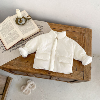 Bērnu ziemas jaka no poliesteru, ar augstu apkakli, aizdare ar vienu rindu pogām, iekšējā odere poliesteris, 1–3 gadi.