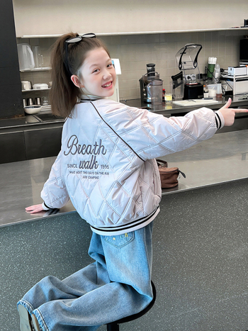 Meitenēm stilīga beisbola jaka ar biezu poliesterā pildījumu, poliesteres oderes, rāvējslēdzējs, beisbola apkakle, ziemas 2025