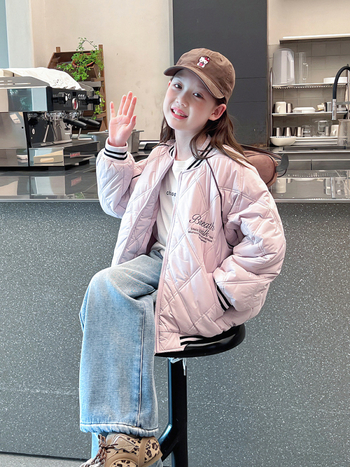 Meitenēm stilīga beisbola jaka ar biezu poliesterā pildījumu, poliesteres oderes, rāvējslēdzējs, beisbola apkakle, ziemas 2025