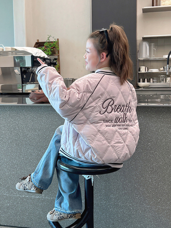 Meitenēm stilīga beisbola jaka ar biezu poliesterā pildījumu, poliesteres oderes, rāvējslēdzējs, beisbola apkakle, ziemas 2025