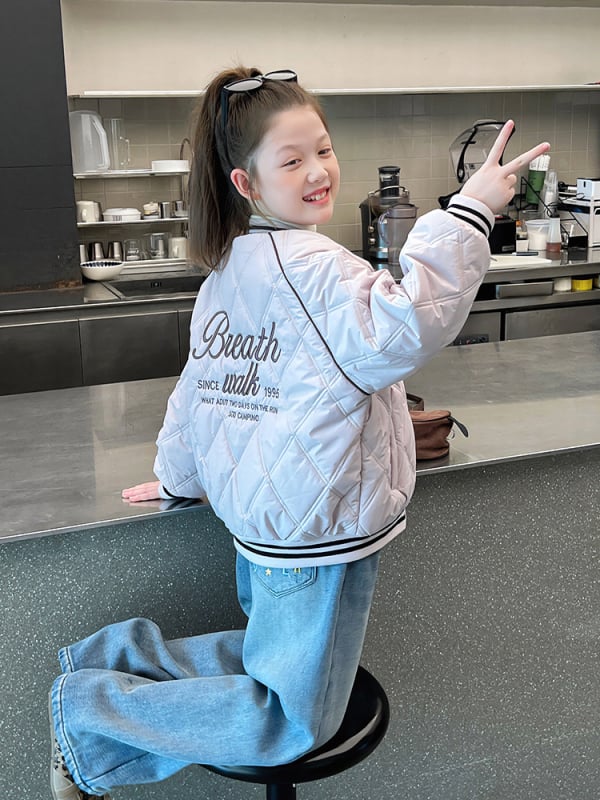 Meitenēm stilīga beisbola jaka ar biezu poliesterā pildījumu, poliesteres oderes, rāvējslēdzējs, beisbola apkakle, ziemas 2025