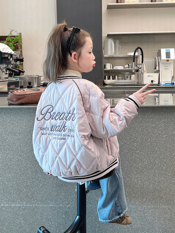 Meitenēm stilīga beisbola jaka ar biezu poliesterā pildījumu, poliesteres oderes, rāvējslēdzējs, beisbola apkakle, ziemas 2025