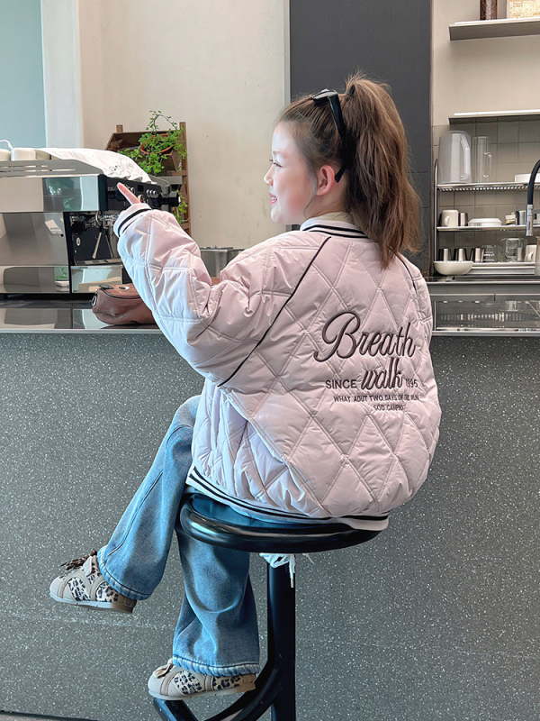 Meitenēm stilīga beisbola jaka ar biezu poliesterā pildījumu, poliesteres oderes, rāvējslēdzējs, beisbola apkakle, ziemas 2025