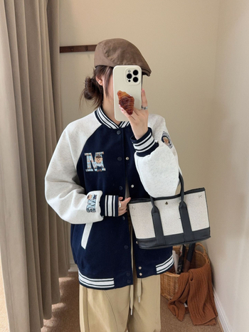 Дамско яке в американски колежански стил с цветни блокове, памучна материя и бродерия, стоечна яка, свободна кройка