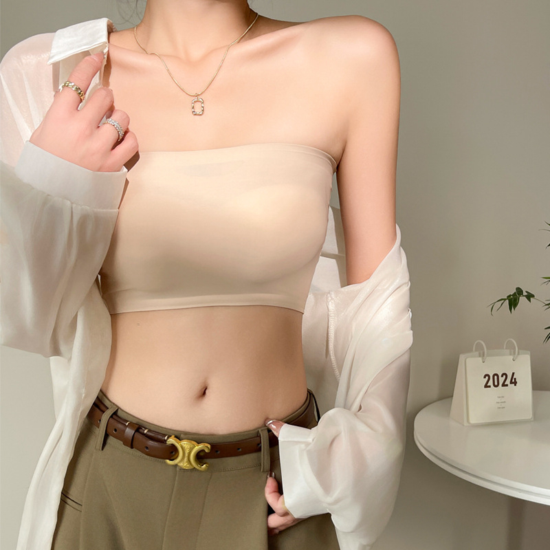 Без презрамки бюстгърт с фиксирана пълна чашка; форма на чашката: горна тънка, долна дебела; 80–90% найлон; функции: стяга, против приплъзване, удобен