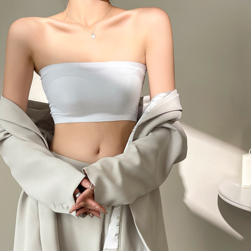 Без презрамки бюстгърт с фиксирана пълна чашка; форма на чашката: горна тънка, долна дебела; 80–90% найлон; функции: стяга, против приплъзване, удобен