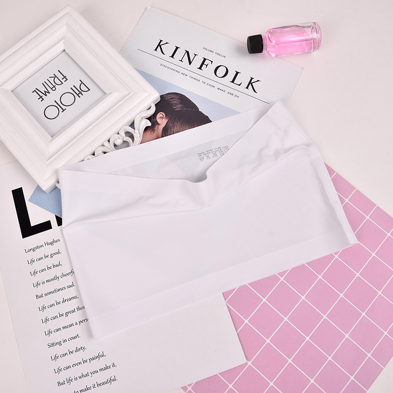 Едночастов безшевен сутиен без презрамки, изработен от ice silk за лято; стил обвивка на гърдите; чашки: горни тънки, долни дебели; основен материал 90–95% полиестер; антипрозрачност