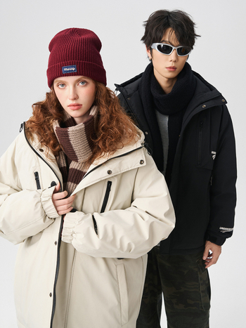 Prešívaná bunda s kapucňou, voľný strih, stojací golier, hrubá izolácia; výplň 550, odolná voči vetru, voči chladu