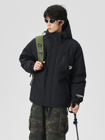 Prešívaná bunda s kapucňou, voľný strih, stojací golier, hrubá izolácia; výplň 550, odolná voči vetru, voči chladu