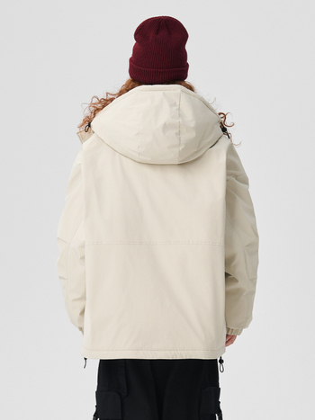 Prešívaná bunda s kapucňou, voľný strih, stojací golier, hrubá izolácia; výplň 550, odolná voči vetru, voči chladu