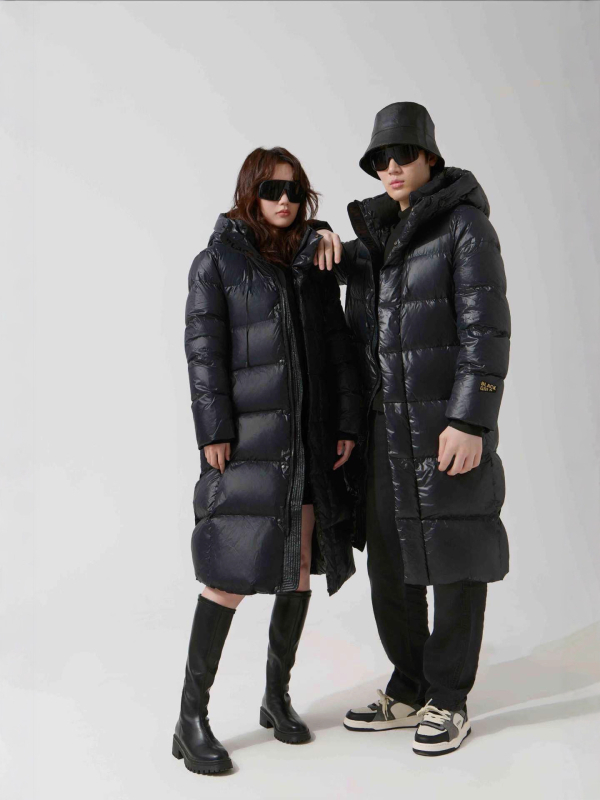 Bunda z husieho páperia, s kapucňou, voľný strih, nylonový vonkajší materiál, obsah páperia 86–90%, výplň 301–350 g