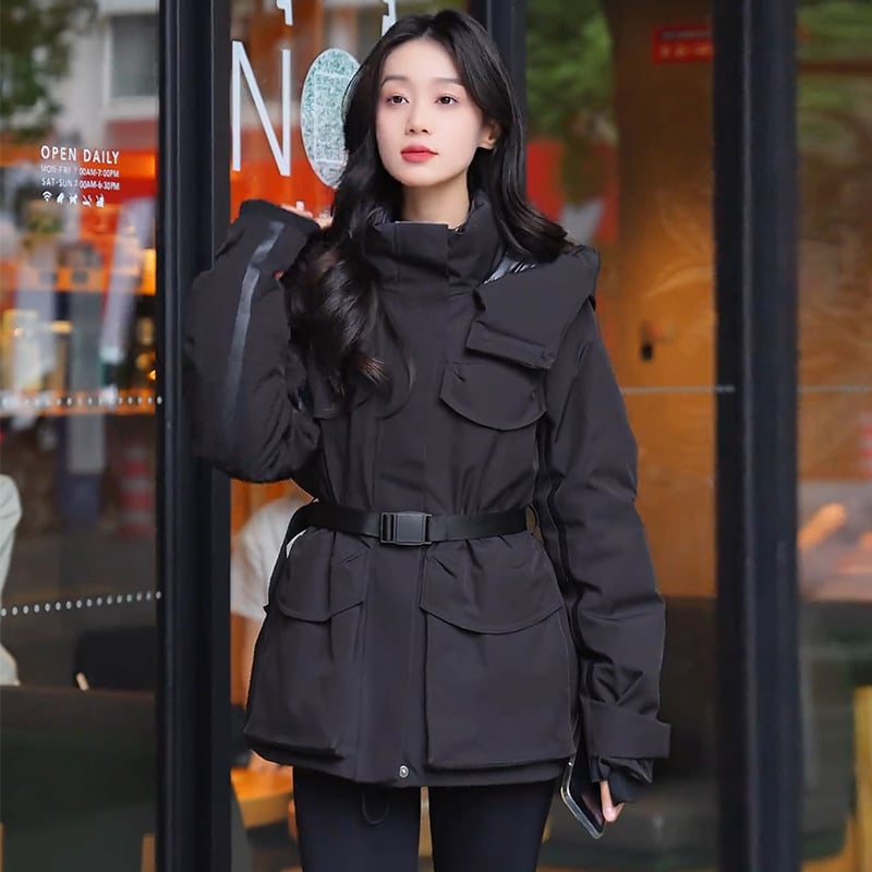 Dámska zimná bunda s kapucňou, štíhla silueta, hrubá izolácia, výplň z bieleho kačacieho peria, stredná dĺžka (50–65 cm)