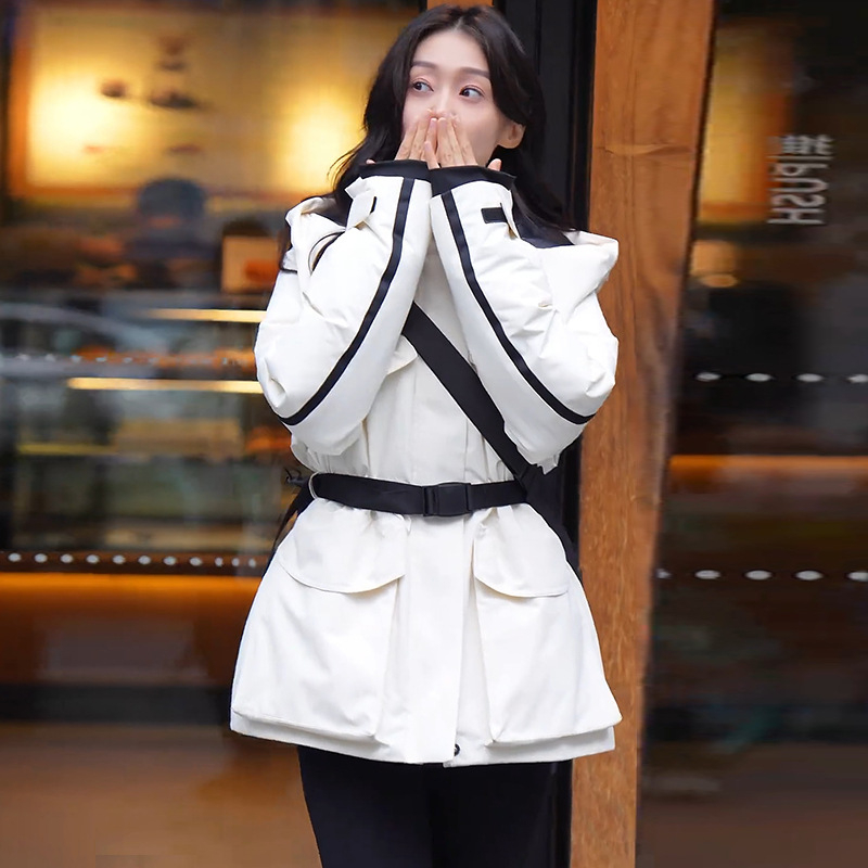 Dámska zimná bunda s kapucňou, štíhla silueta, hrubá izolácia, výplň z bieleho kačacieho peria, stredná dĺžka (50–65 cm)