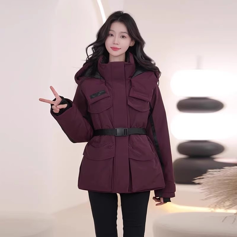 Dámska zimná bunda s kapucňou, štíhla silueta, hrubá izolácia, výplň z bieleho kačacieho peria, stredná dĺžka (50–65 cm)