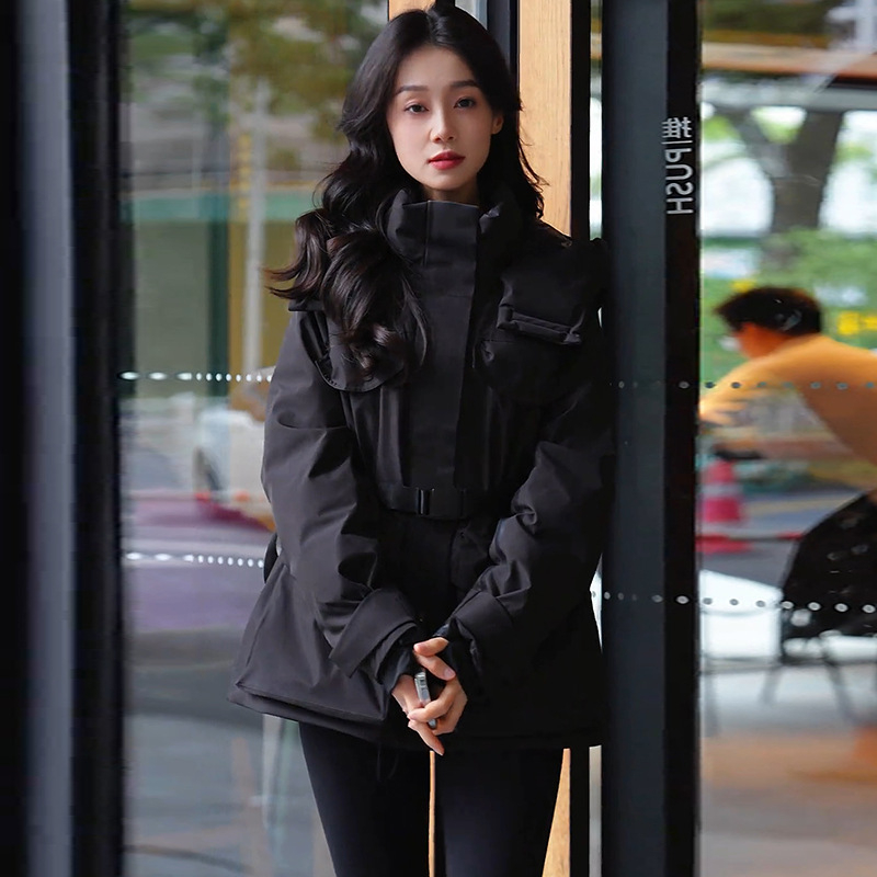 Dámska zimná bunda s kapucňou, štíhla silueta, hrubá izolácia, výplň z bieleho kačacieho peria, stredná dĺžka (50–65 cm)