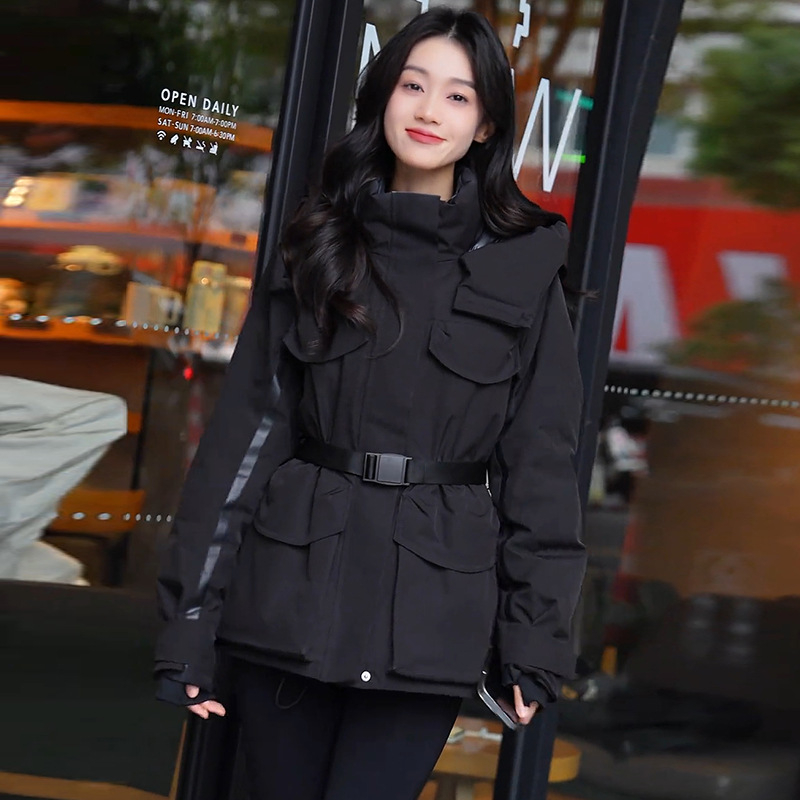 Dámska zimná bunda s kapucňou, štíhla silueta, hrubá izolácia, výplň z bieleho kačacieho peria, stredná dĺžka (50–65 cm)