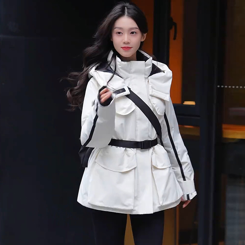 Dámska zimná bunda s kapucňou, štíhla silueta, hrubá izolácia, výplň z bieleho kačacieho peria, stredná dĺžka (50–65 cm)