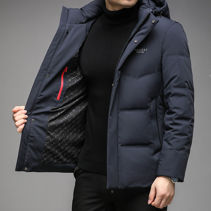 Pánska krátka zimná bunda s kapucňou na zips; výplň: biele kačacie páperie; plnivosť: 650