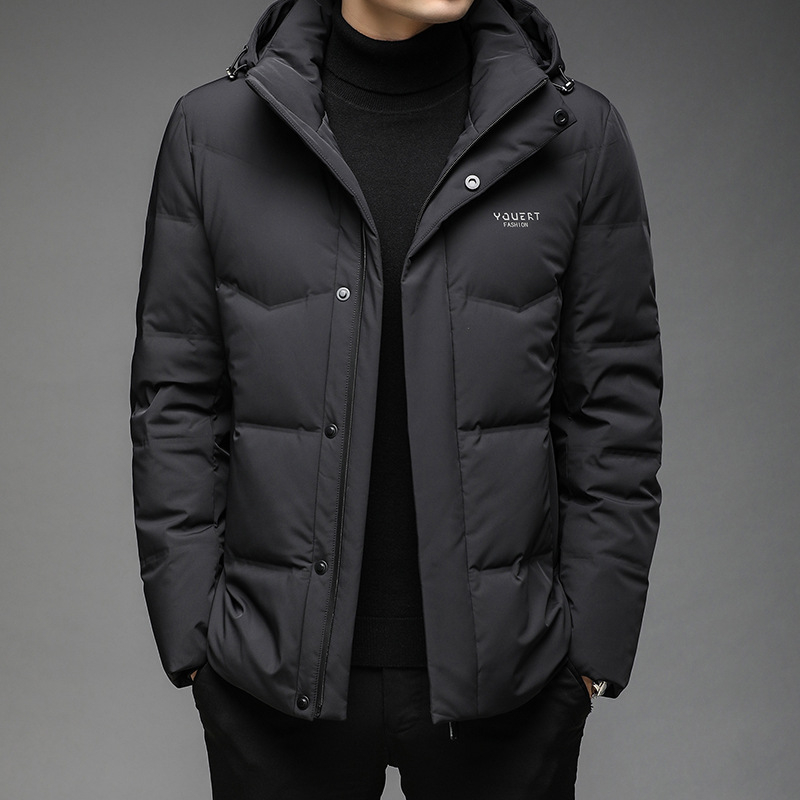 Pánska krátka zimná bunda s kapucňou na zips; výplň: biele kačacie páperie; plnivosť: 650