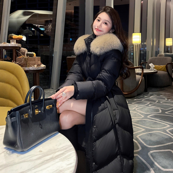 Dámska stredne dlhá páperová bunda, kapucňa, odnímateľný lím z líščieho kožušiny, zúžený pás, výplň 301–350 g